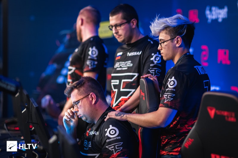 比赛设备故障，技术抢修中：观众见证比赛暂停与紧张等待